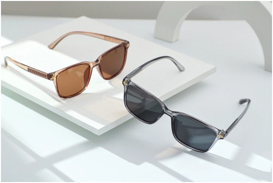 Optical lens and eyewear moulding